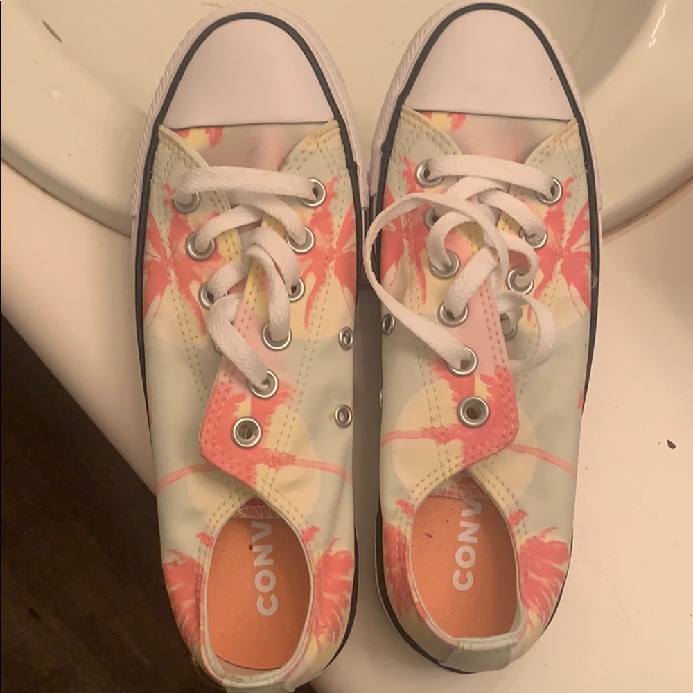 Converse (woman’s size 7)